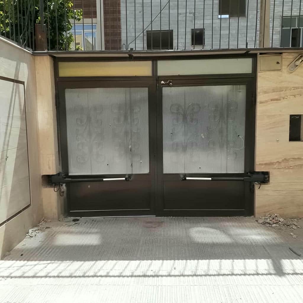 جک پارکینگی نقره ای نصب شده بر درب حیاط