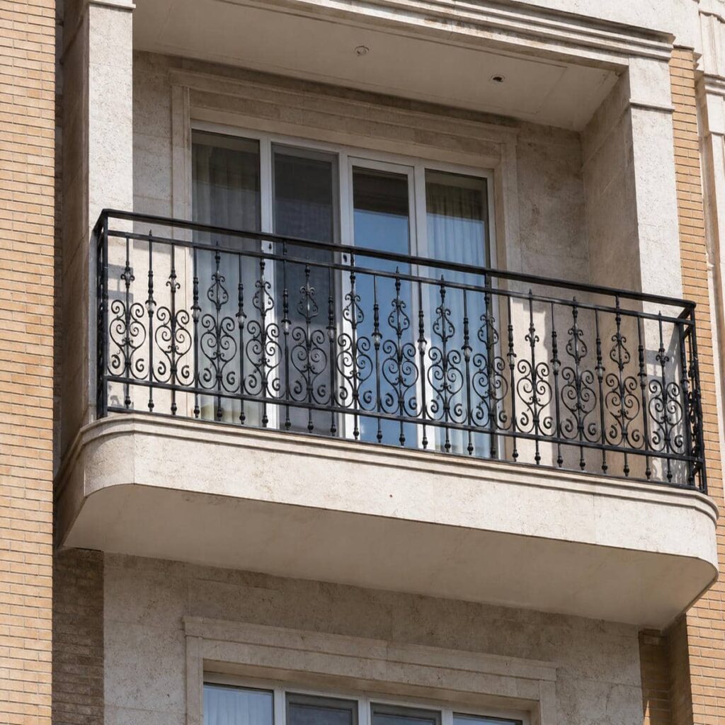 حفاظ تراس آهنی با پوشش خاکستری کنار دیوار سفید