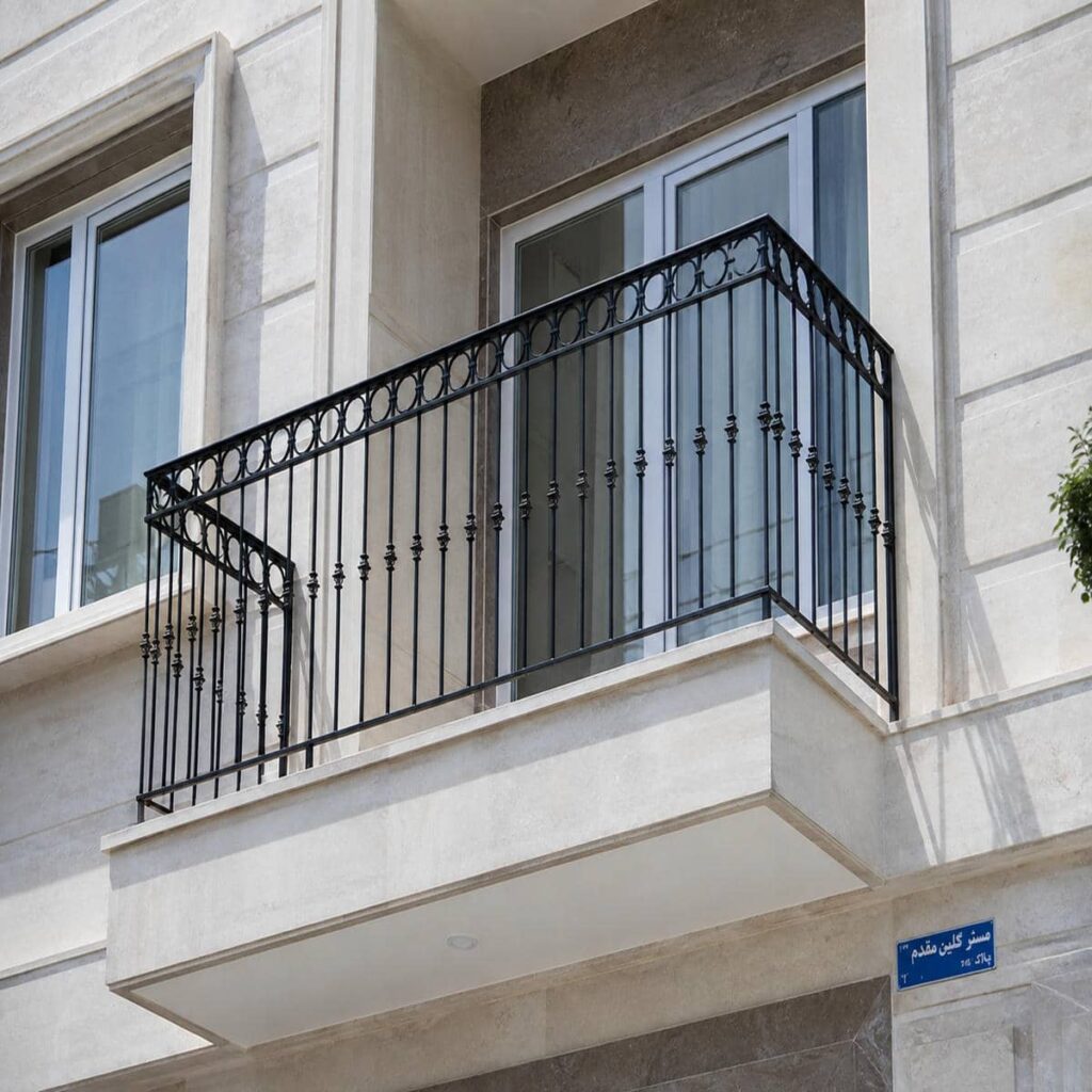حفاظ تراس طوسی با قاب مستطیلی ظریف