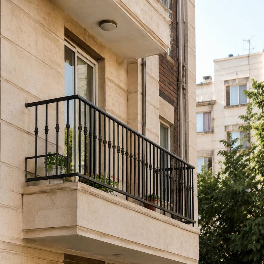 حفاظ تراس مشکی با خطوط عمودی کنار دیوار کرم
