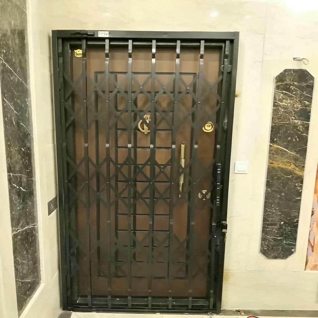 حفاظ درب آکاردئونی با تسمه آهنی رنگ شده
