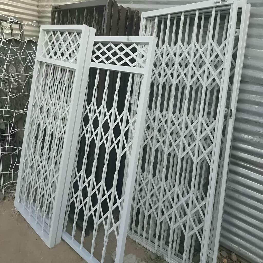 حفاظ درب آکاردئونی خاکستری با قفل فلزی حفاظ درب آکاردئونی خاکستری با قفل فلزی