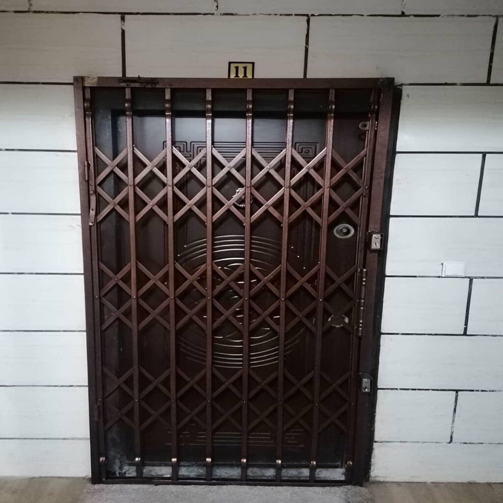 حفاظ درب آکاردئونی خاکستری با قفل مرکزی