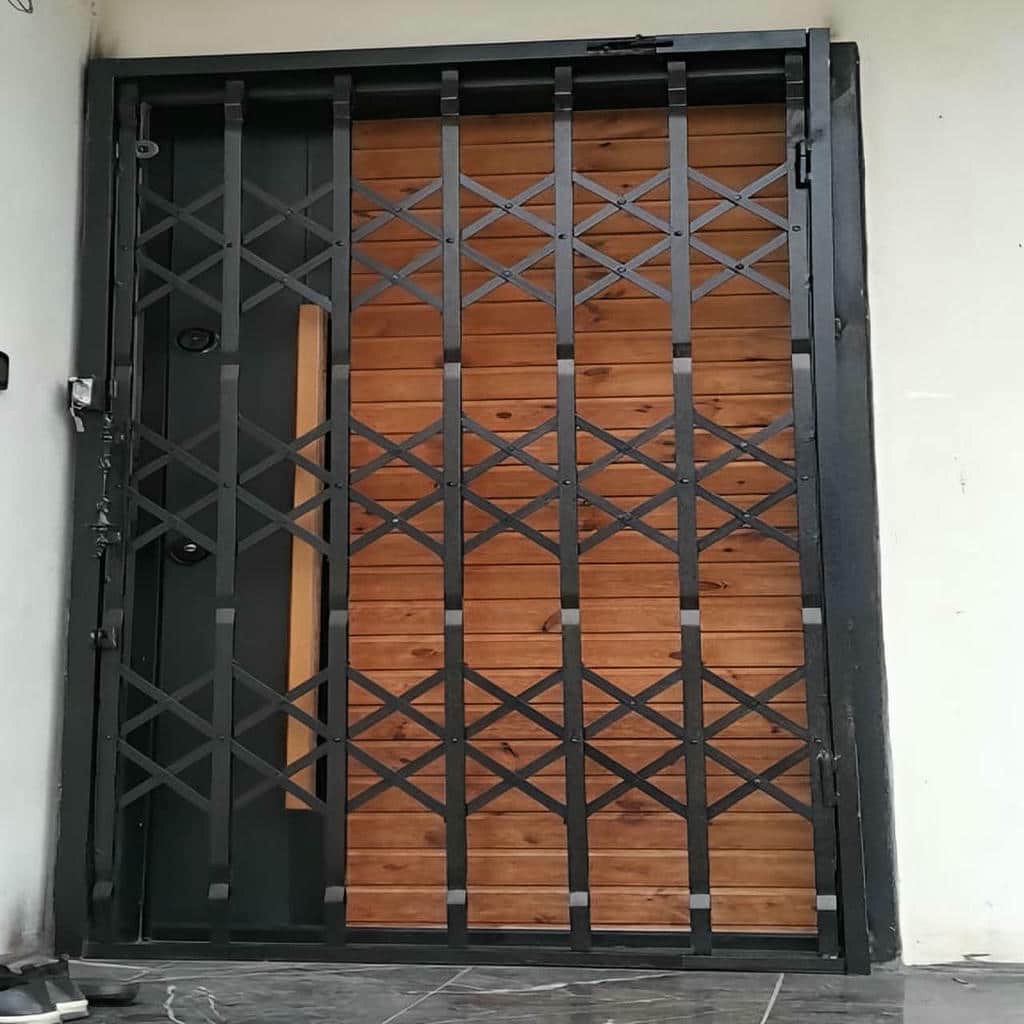 حفاظ درب آکاردئونی خاکستری در راهروی استان مرکزی
