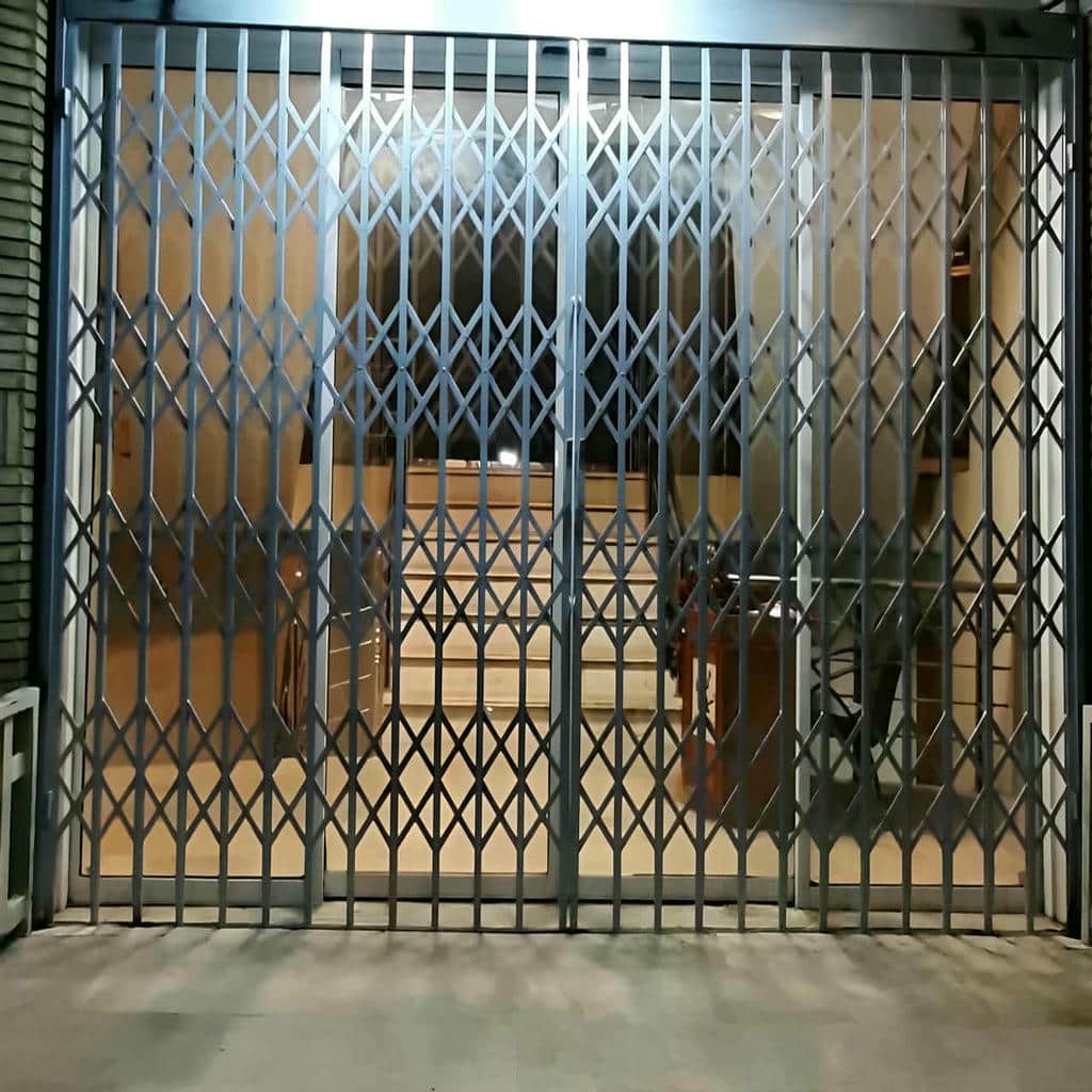 حفاظ درب آکاردئونی خاکستری روی چارچوب فلزی