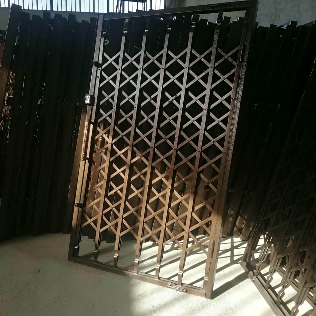 حفاظ درب آکاردئونی خاکستری نصب شده در استان کرمانشاه