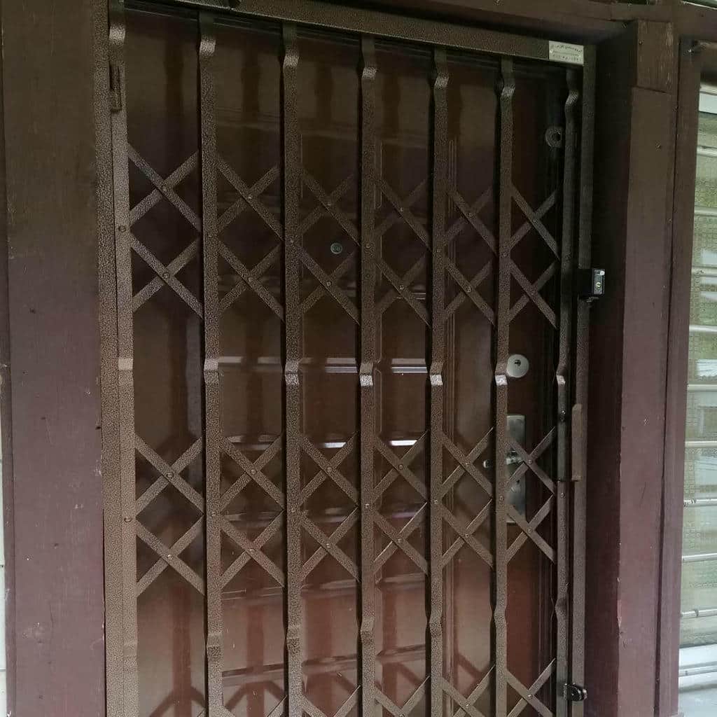 حفاظ درب آکاردئونی ساده برای ورودی مسکونی