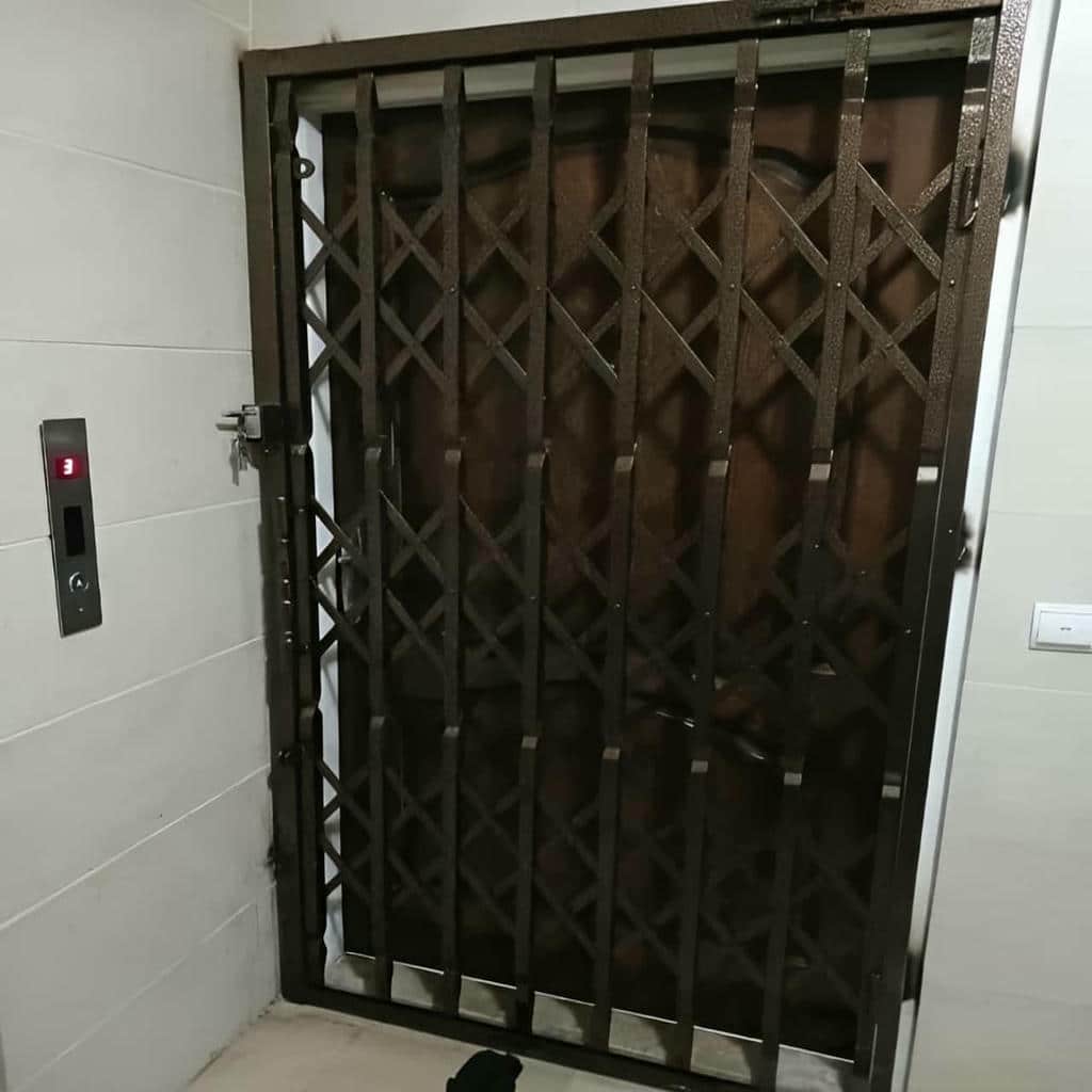 حفاظ درب آکاردئونی سفید پیش از تحویل به مجری حفاظ درب آکاردئونی سفید پیش از تحویل به مجری
