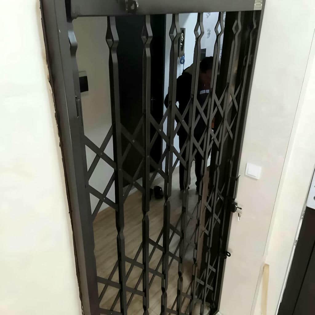 حفاظ درب آکاردئونی قهوه‌ای با ریل کشویی
