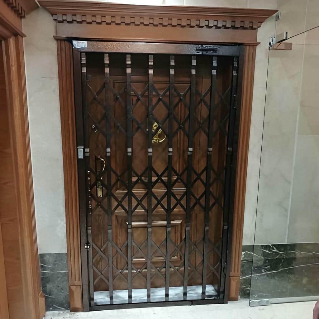 حفاظ درب آکاردئونی قهوهای کنار چارچوب سنگی حفاظ درب آکاردئونی قهوهای کنار چارچوب سنگی