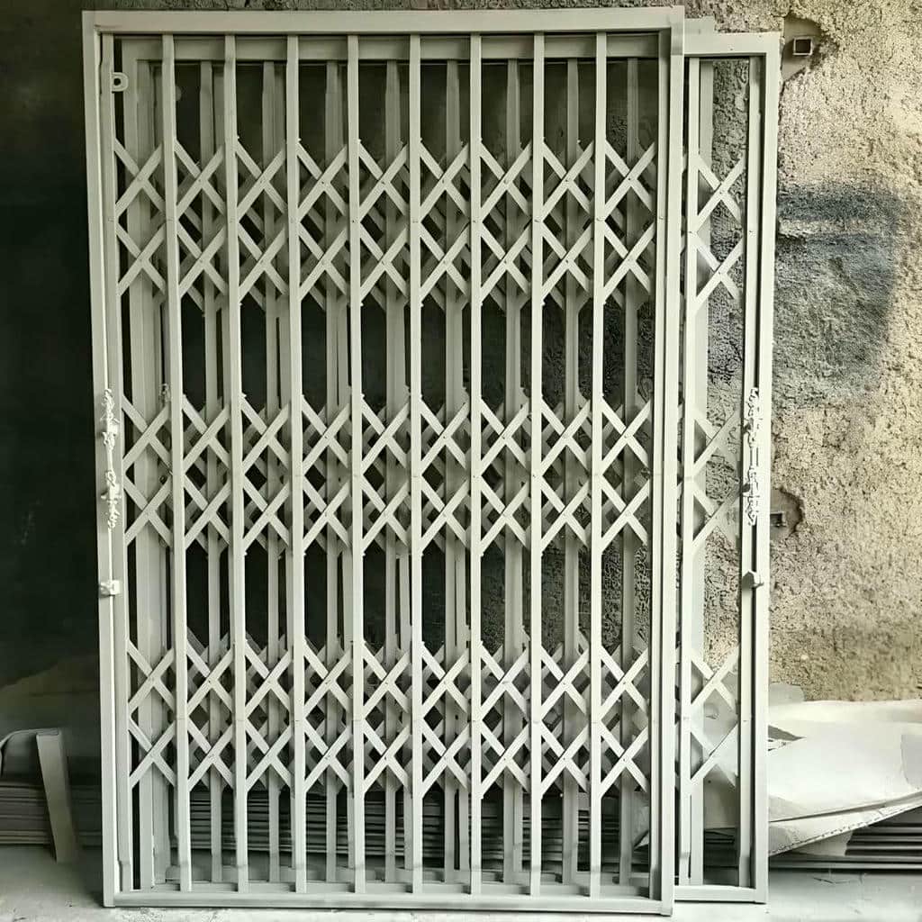 حفاظ درب آکاردئونی قهوه ای با شبکه مورب متراکم حفاظ درب آکاردئونی قهوه ای با شبکه مورب متراکم