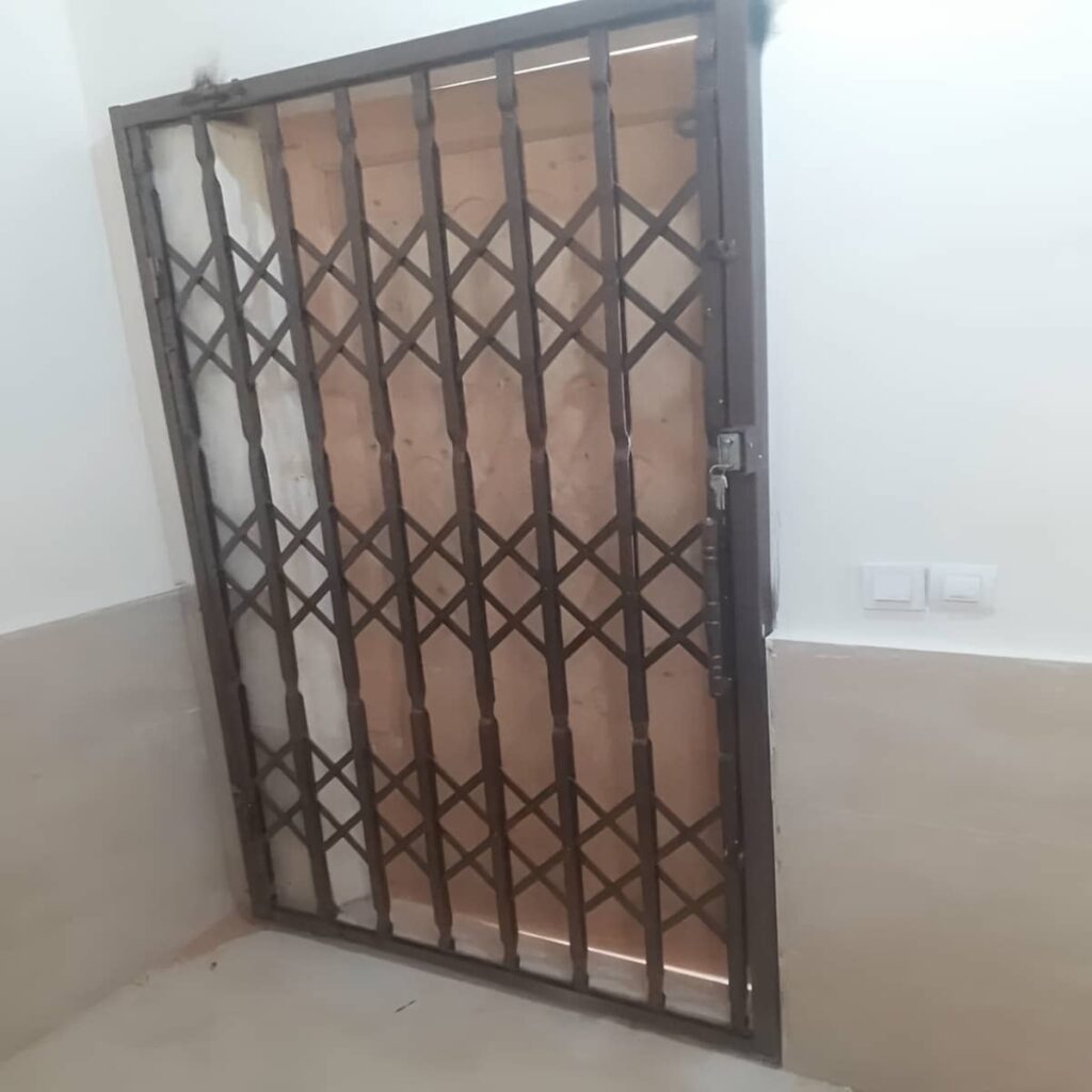 حفاظ درب آکاردئونی قهوه ای با قاب منظم