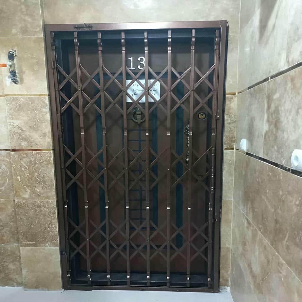 حفاظ درب آکاردئونی مشکی با شبکه ساده استان آذربایجان شرقی حفاظ درب آکاردئونی مشکی با شبکه ساده استان آذربایجان شرقی