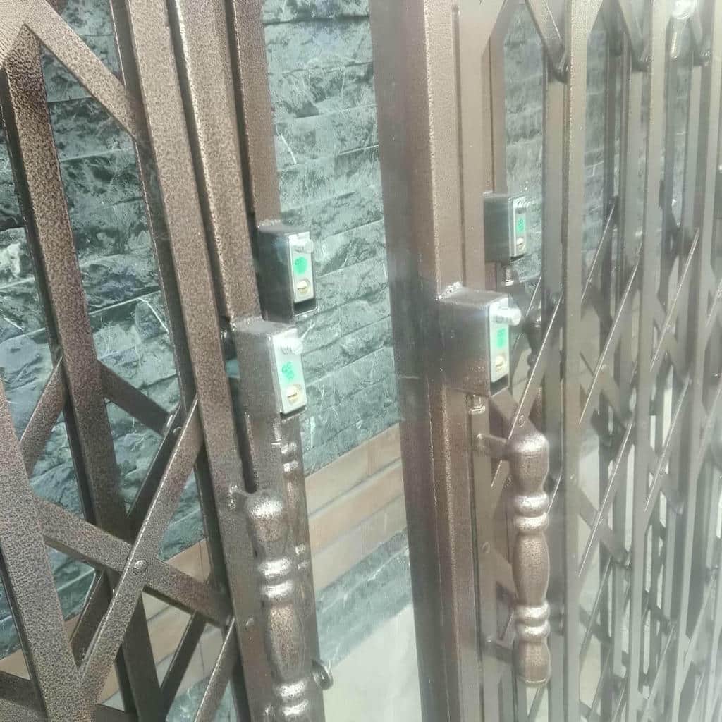 حفاظ درب آکاردئونی کرم مقابل ورودی آپارتمان