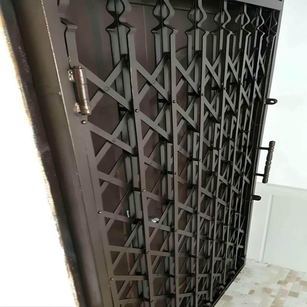حفاظ درب آکاردئونی کرم کنار چارچوب فلزی روشن حفاظ درب آکاردئونی کرم کنار چارچوب فلزی روشن