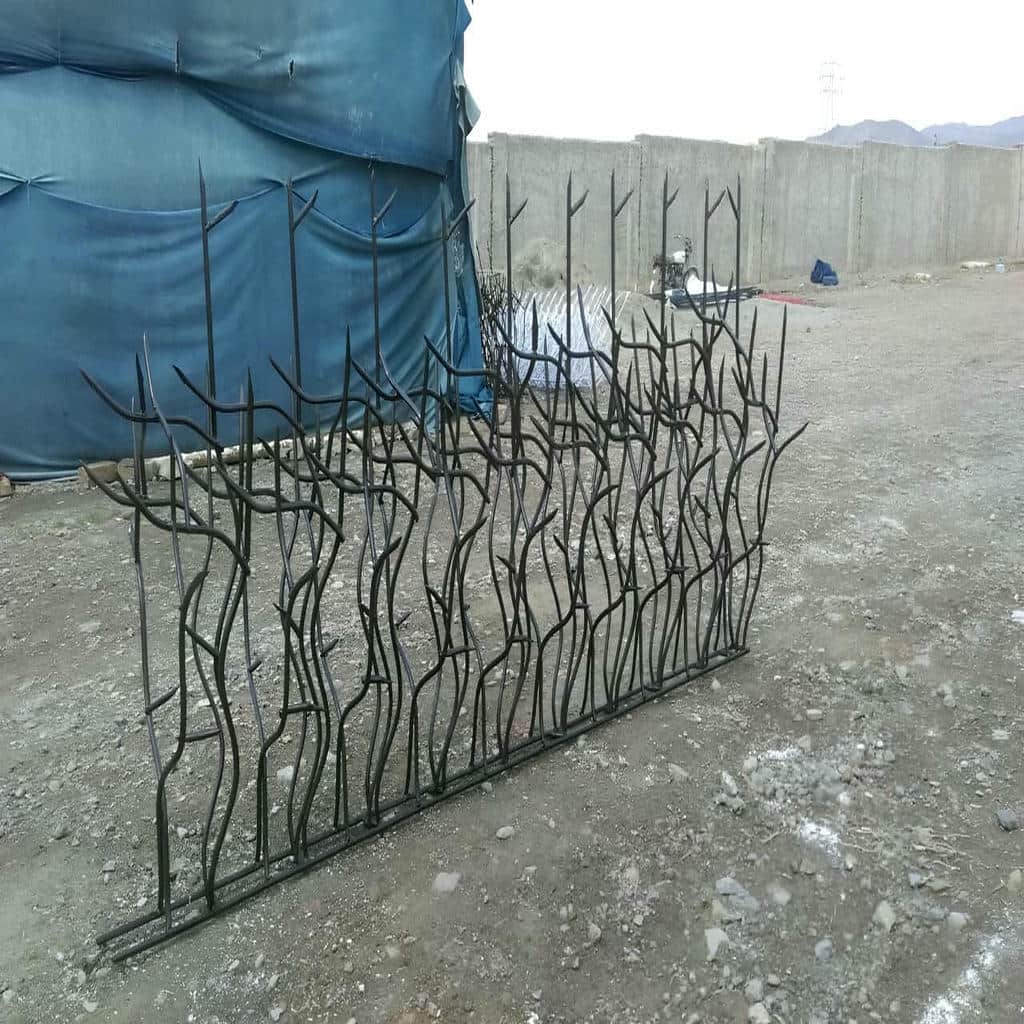 حفاظ دیوار سرنیزه‌ای مشکی کنار برگه ضمانت در استان خراسان جنوبی