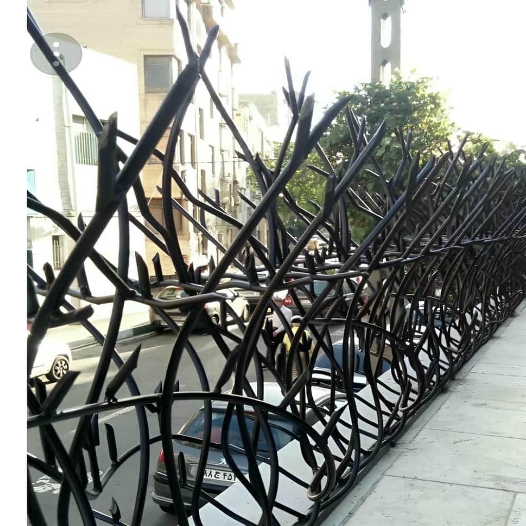 حفاظ دیوار شاخ گوزنی با شاخه‌های متراکم قهوه‌ای