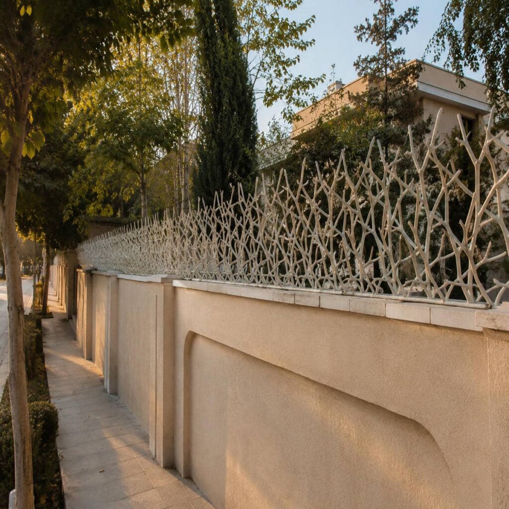 حفاظ دیوار مشکی بر فراز حیاط ساحلی بوشهر