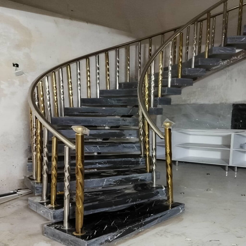 حفاظ پله استیل مات روی سنگ مرمر روشن