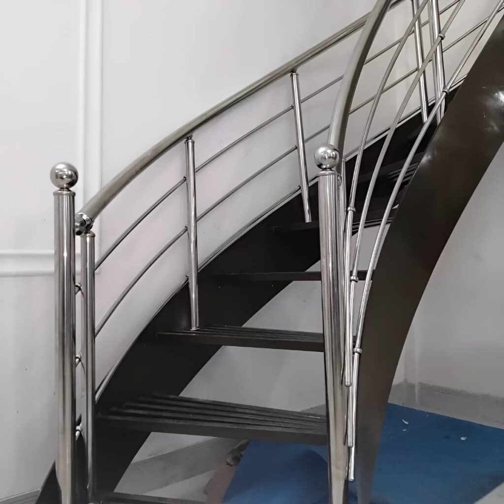 حفاظ پله استیل مات کنار دیوار گچی سفید