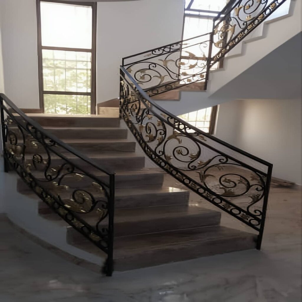 حفاظ پله مشکی کنار دیوار چوبی فضای اداری