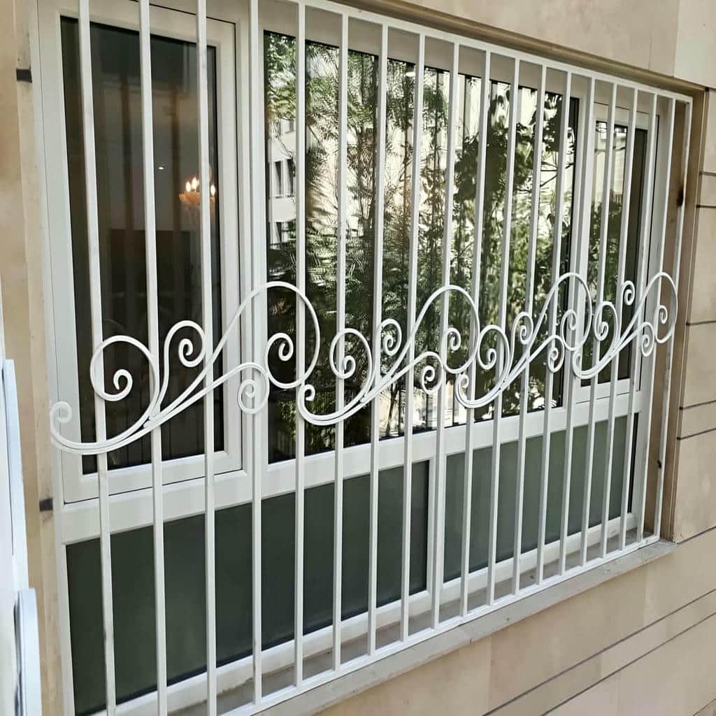 حفاظ پنجره سفید کنار دیوار سنگی در استان همدان
