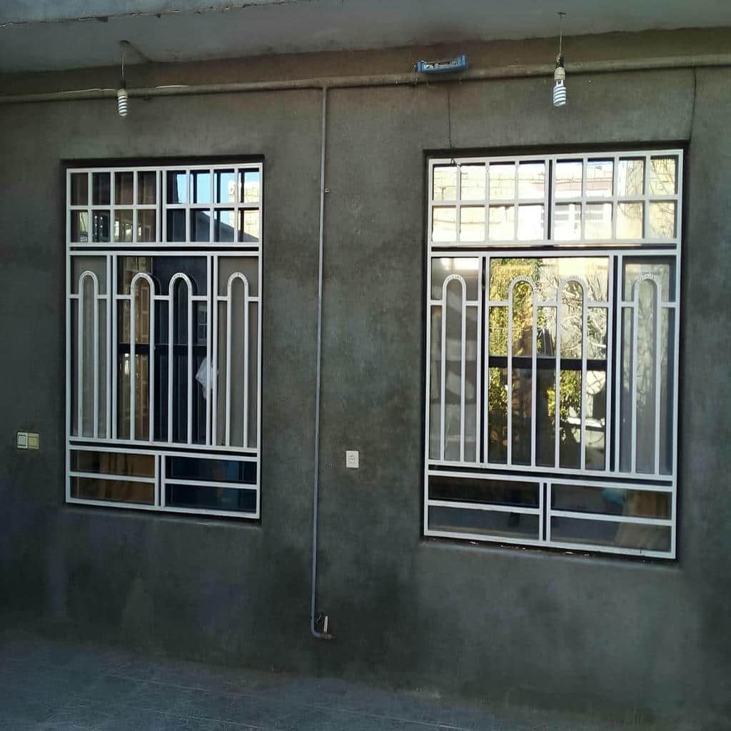 حفاظ پنجره هندسی خاکستری روی دیوار روشن