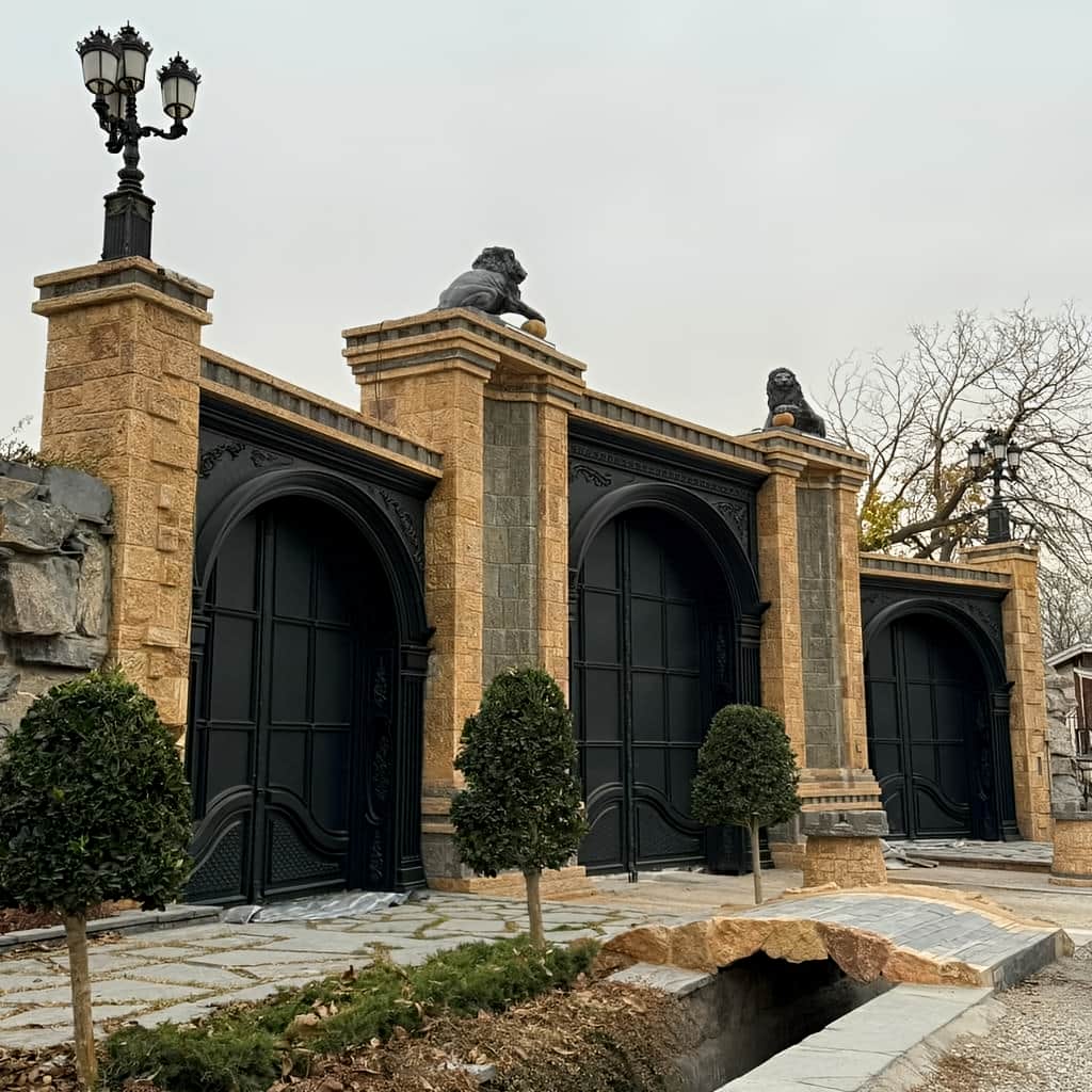 درب حیاط آهنی مشکی با جوشکاری تمیز در یزد