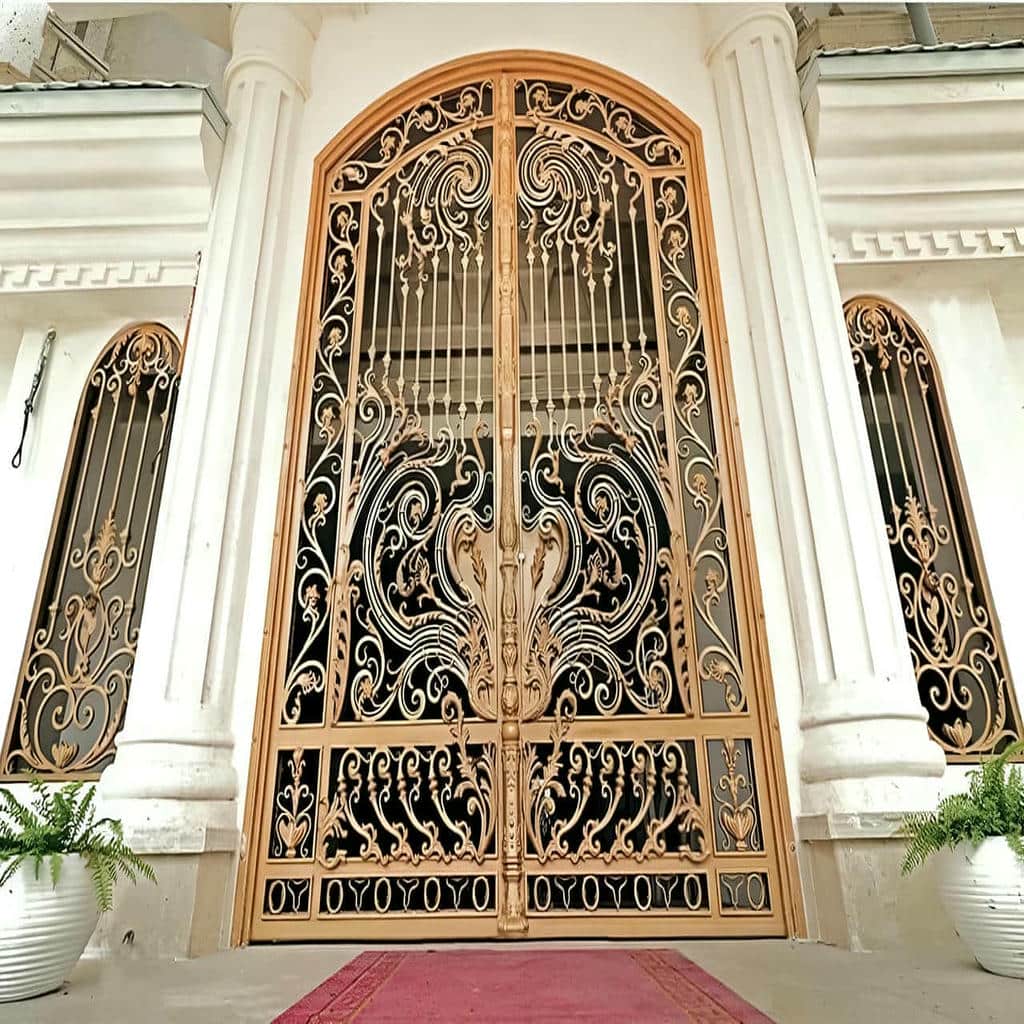 درب حیاط دولنگه عریض مشکی در کرمان