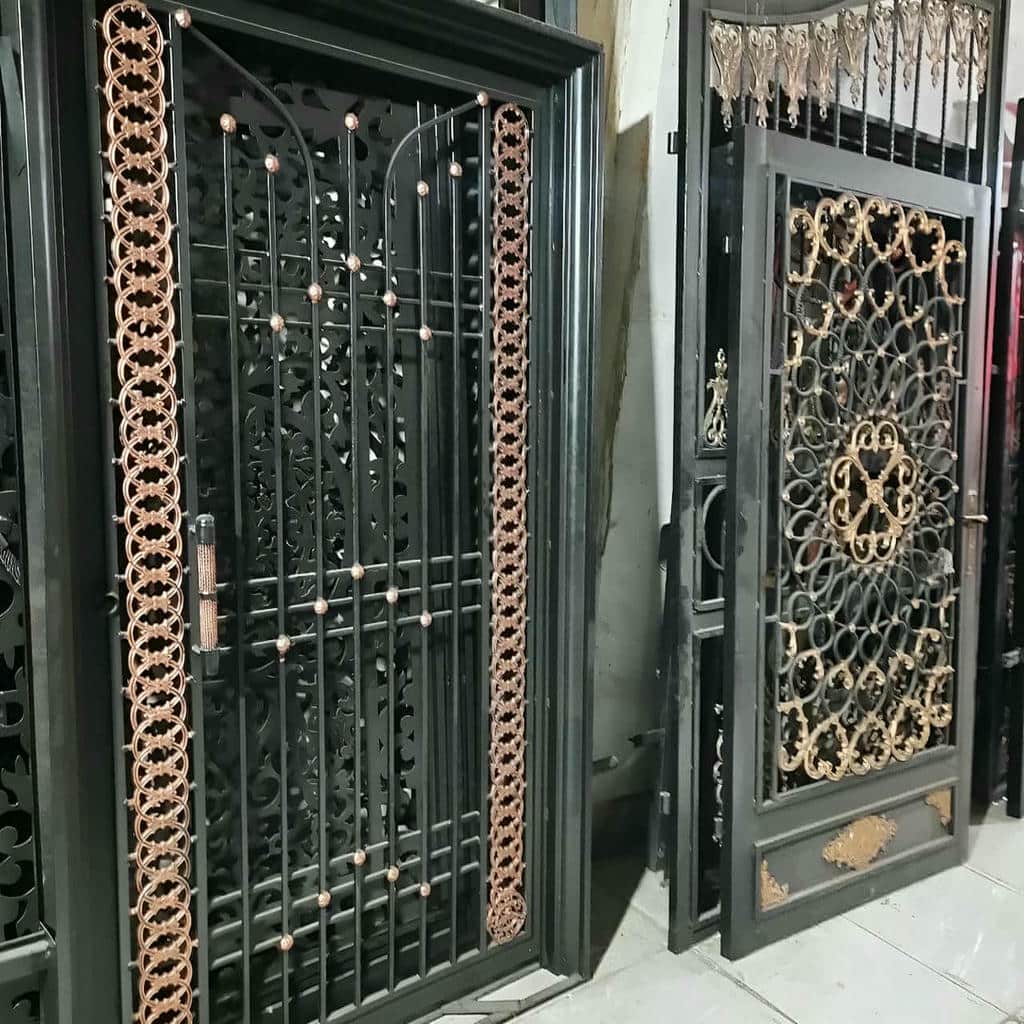 درب حیاط سفید با قاب مستطیلی و اتصالات منظم