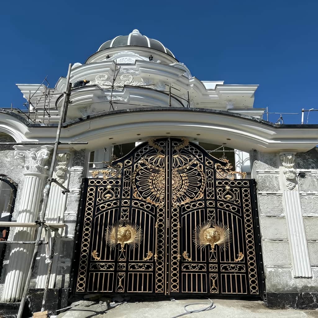 درب حیاط سفید روبروی ساختمان آفتاب گیر