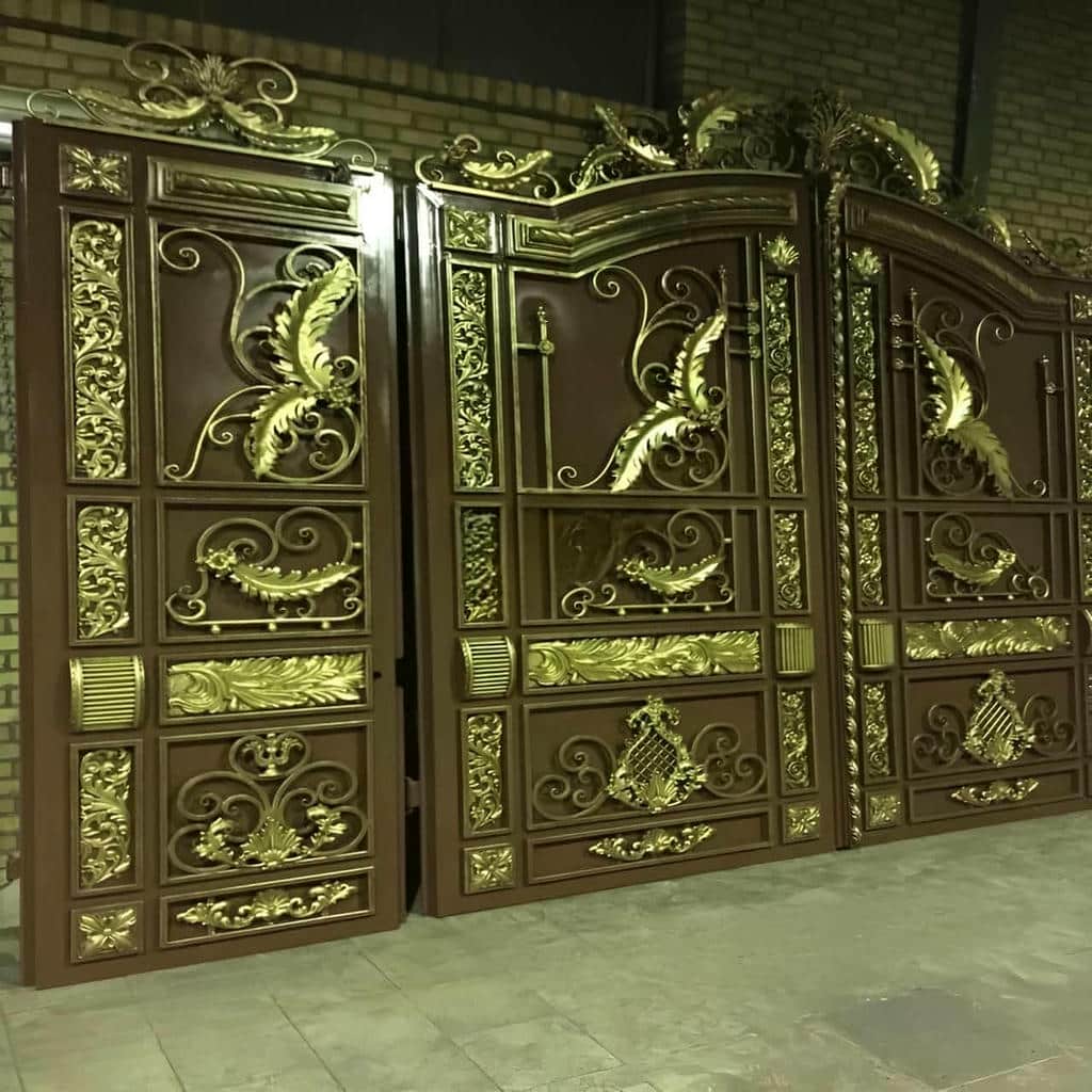 درب حیاط سفید مینیمال کنار دیوار سیمانی روشن درب حیاط سفید مینیمال کنار دیوار سیمانی روشن