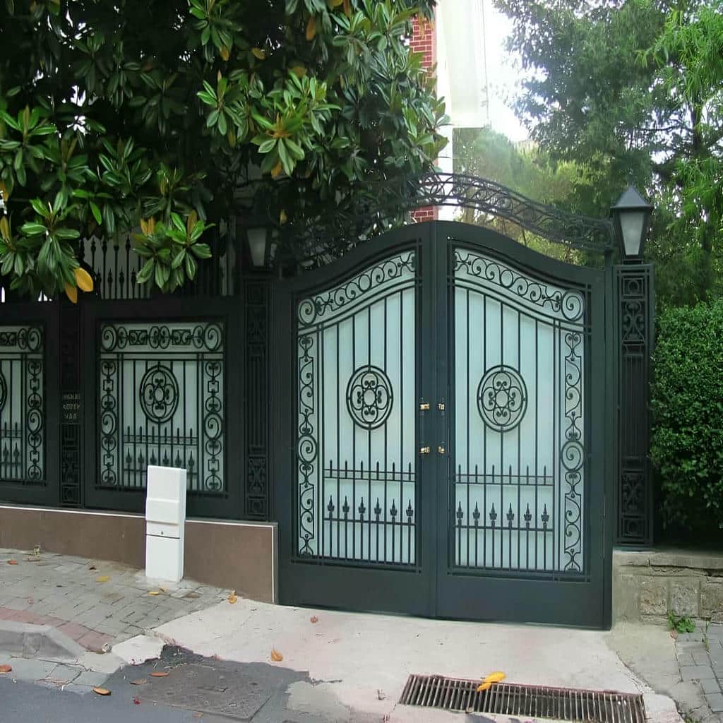 درب حیاط فرفورژه مشکی با تاج قوسی در شهرکرد