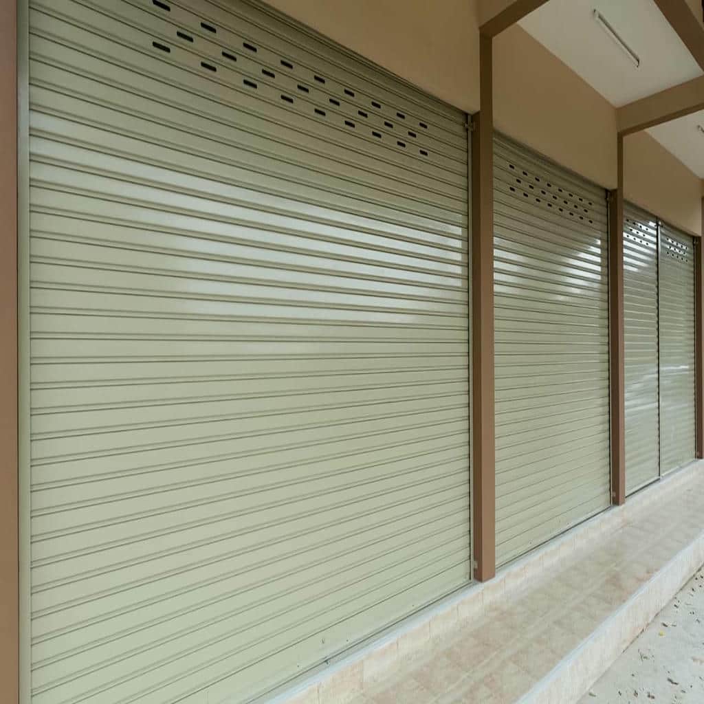 درب کرکره اتوماتیک خاکستری برای مغازه کوچک درب کرکره اتوماتیک خاکستری برای مغازه کوچک