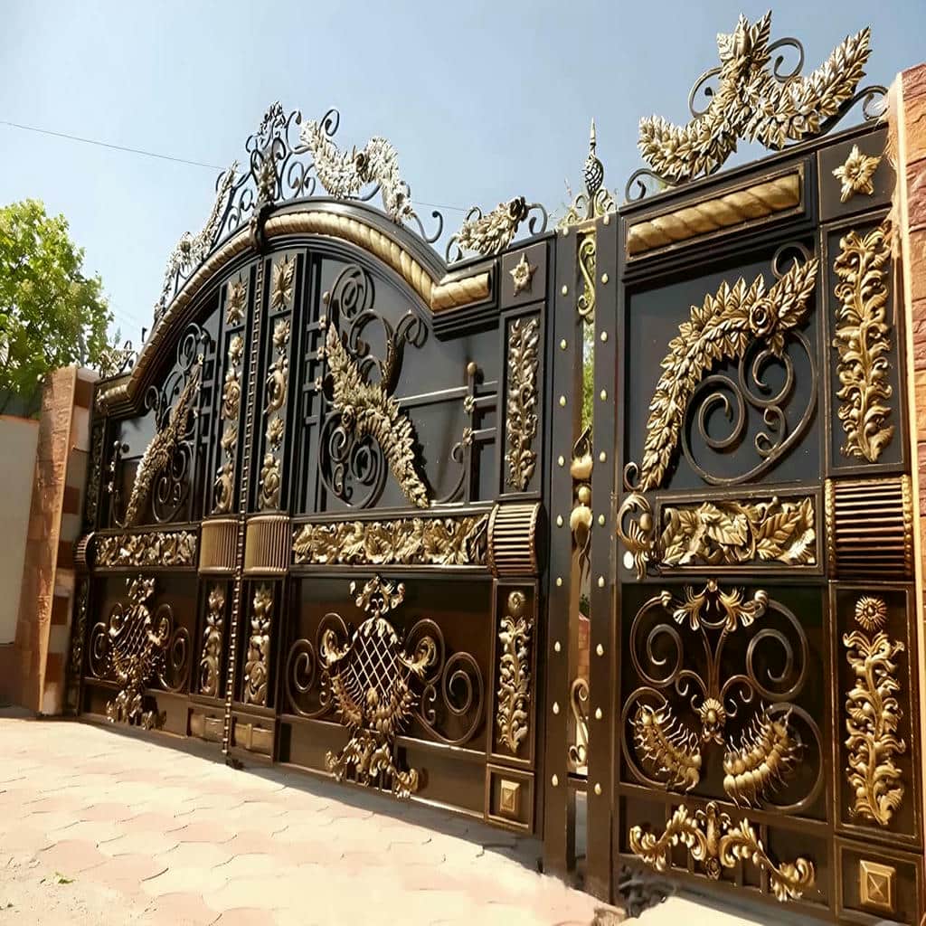 دروازه دولنگه برنزی مقابل ستون سنگی روشن