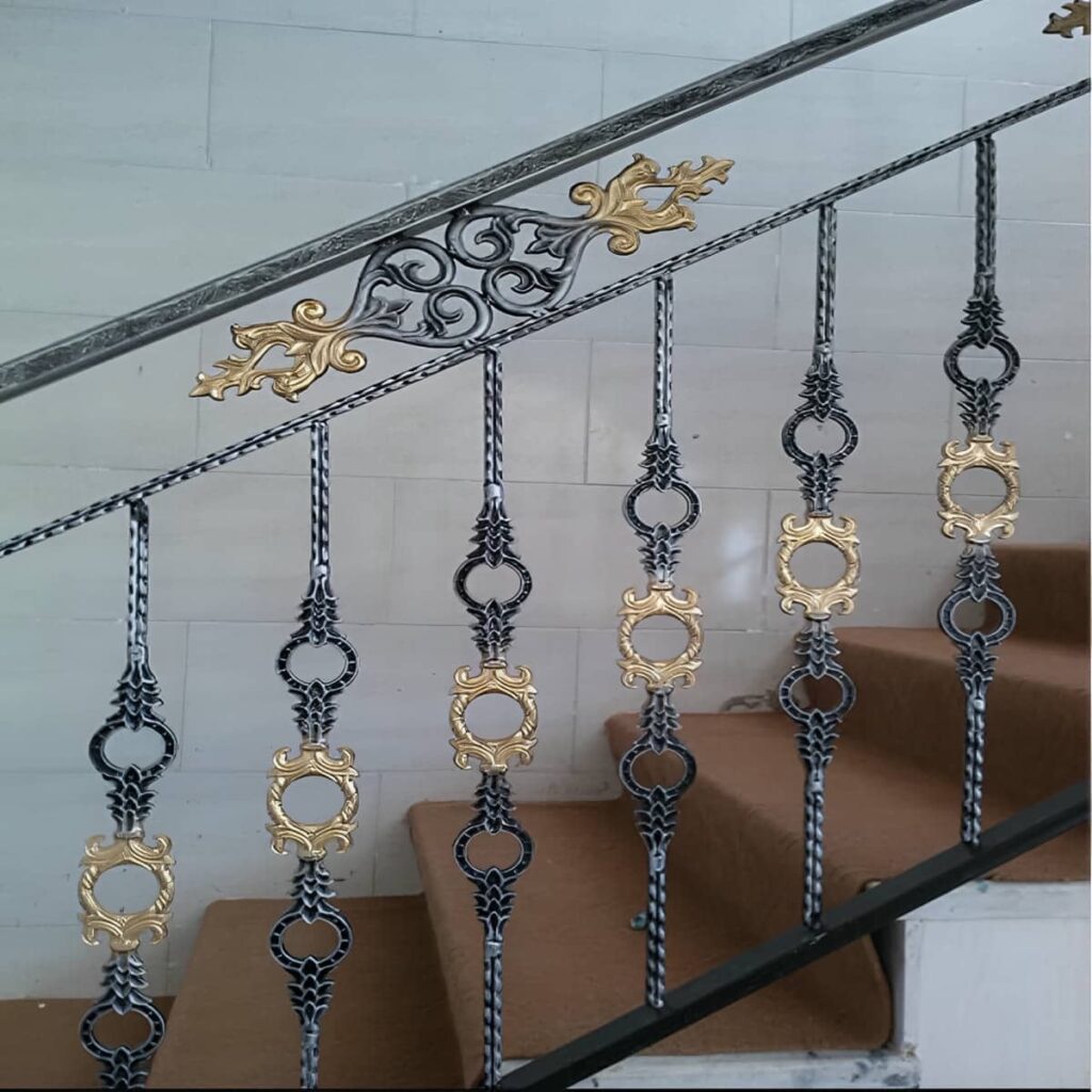 دست‌انداز فلزی خاکستری در استان مازندران کنار پاگرد کوچک