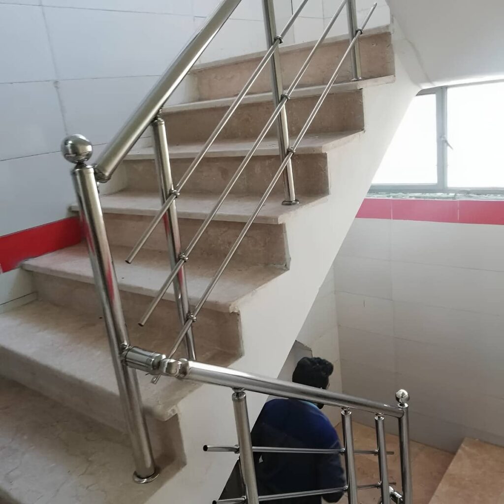 دست انداز استیل مات روی پلکان مرمری خمیده