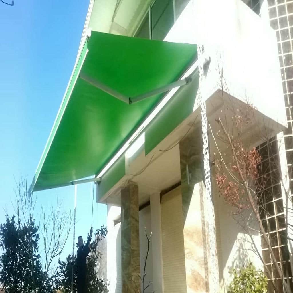سایبان برقی جمع شونده کنار پنجره حیاط سایبان برقی جمع شونده کنار پنجره حیاط
