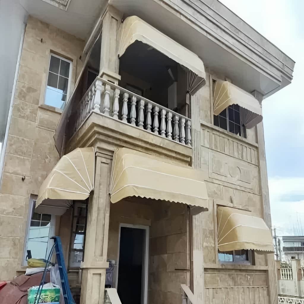 سایبان برقی خاکستری روی ورودی باغ ارومیه