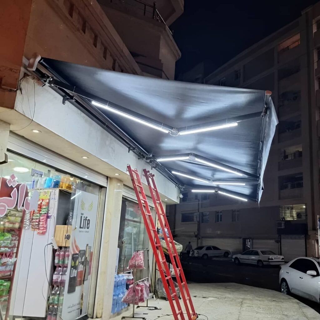 سایبان برقی زغالی روی سردر فروشگاه بندرعباس