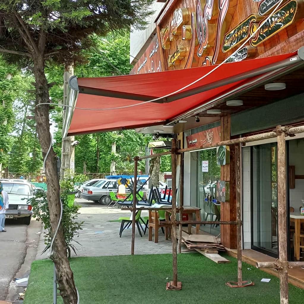 سایبان برقی سبز زیتونی کنار ایوان چوبی