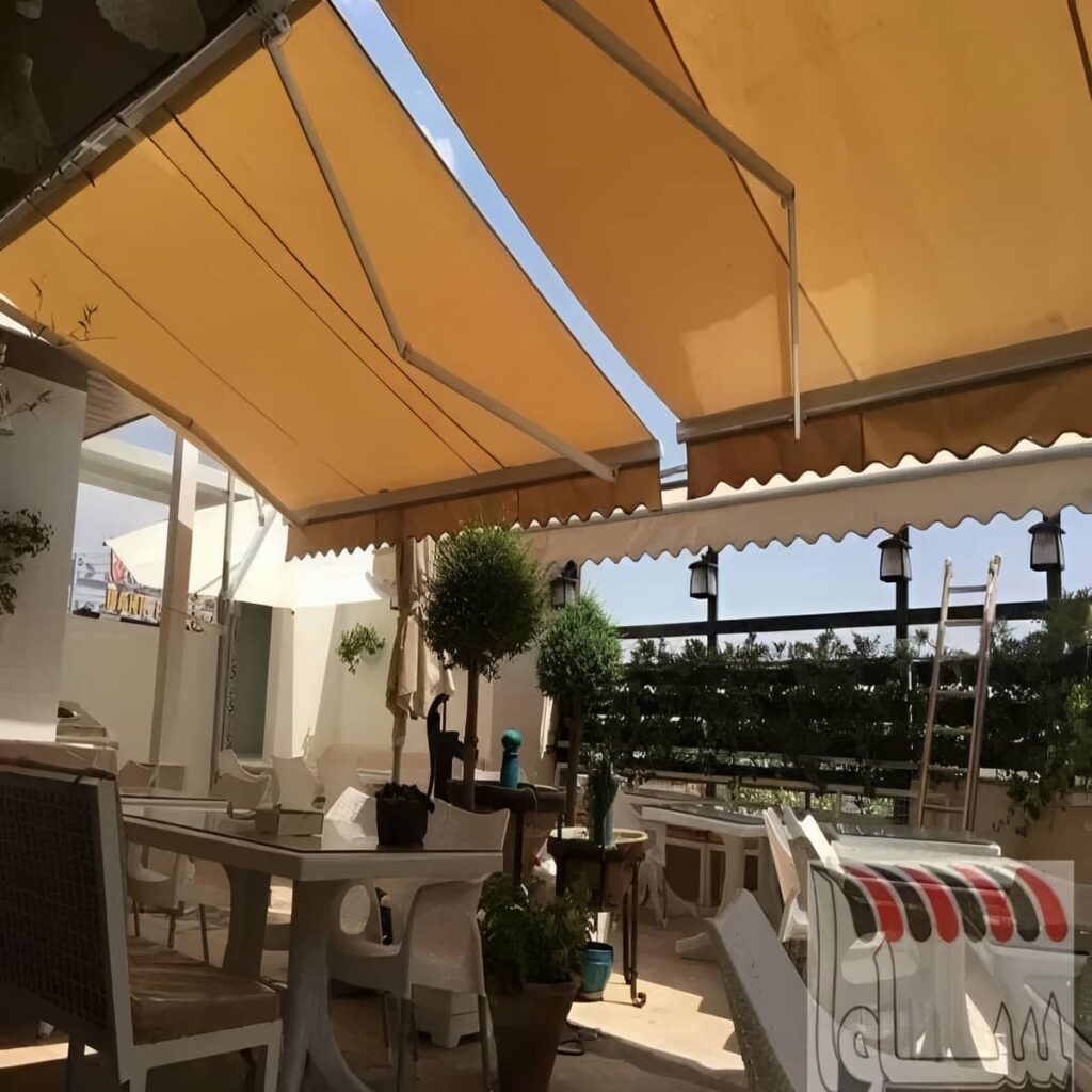 سایه بان بازویی شیری در کنار پنجره بلند