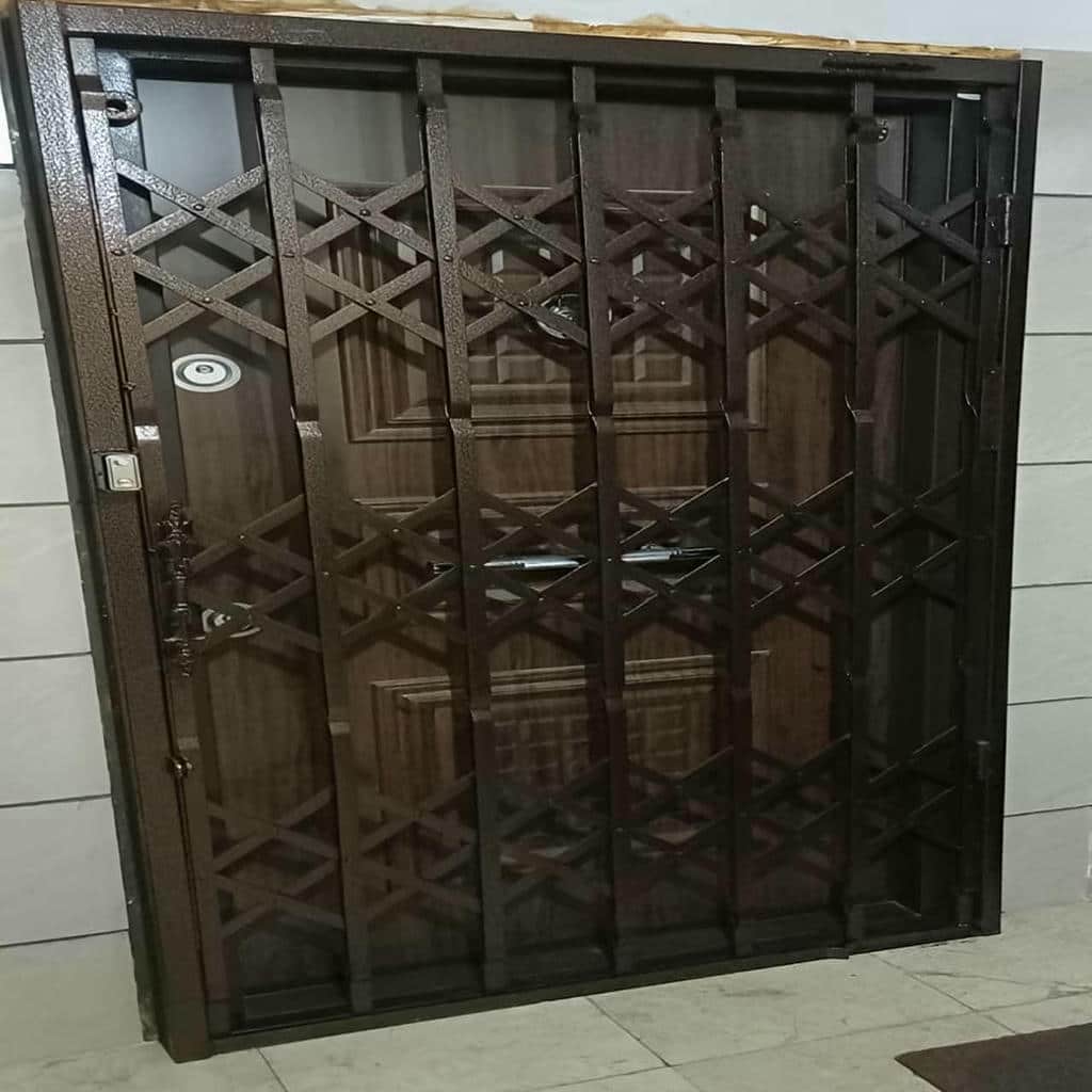 محافظ تاشوی مشکی با تسمه های منظم و دستگیره فلزی