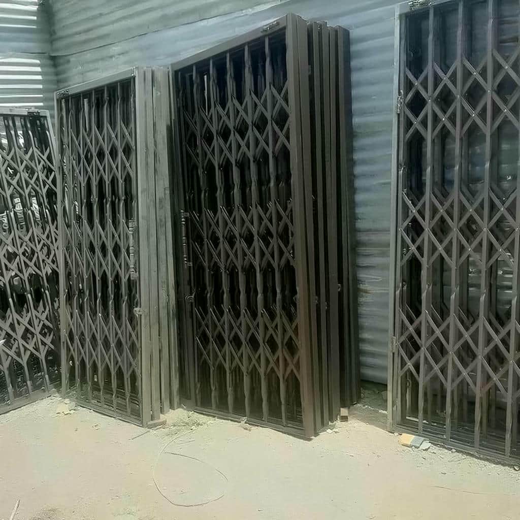 محافظ جمع شده کنار دیوار راهروی باریک
