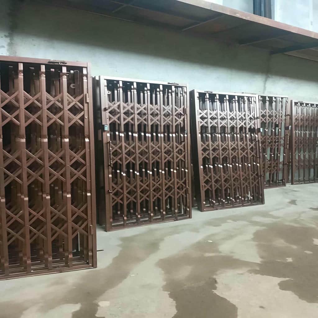 محافظ هندسی مشکی کنار چارچوب روشن آپارتمان