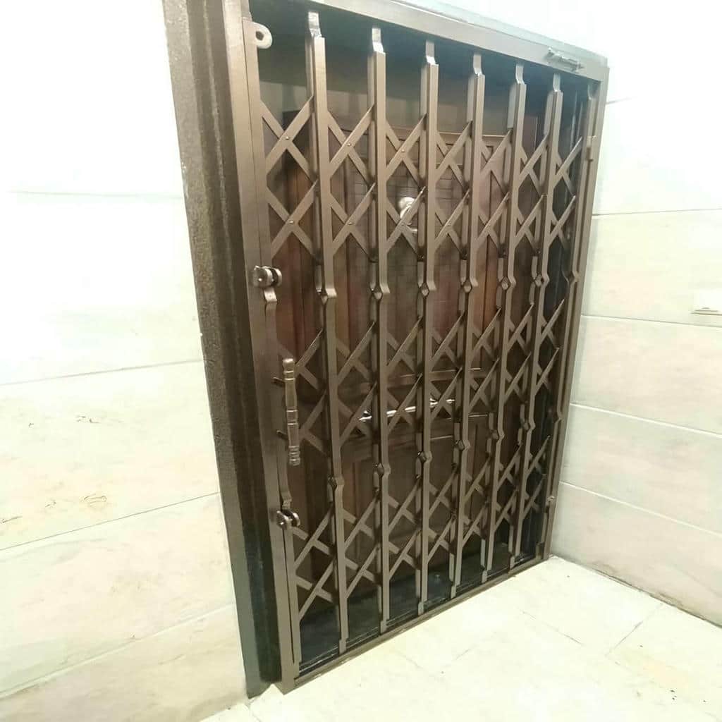 محافظ ورودی سفید با شبکه لوزی باریک