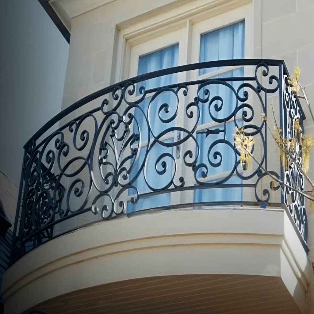 نرده بالکن خاکستری با دست‌انداز ساده و باریک