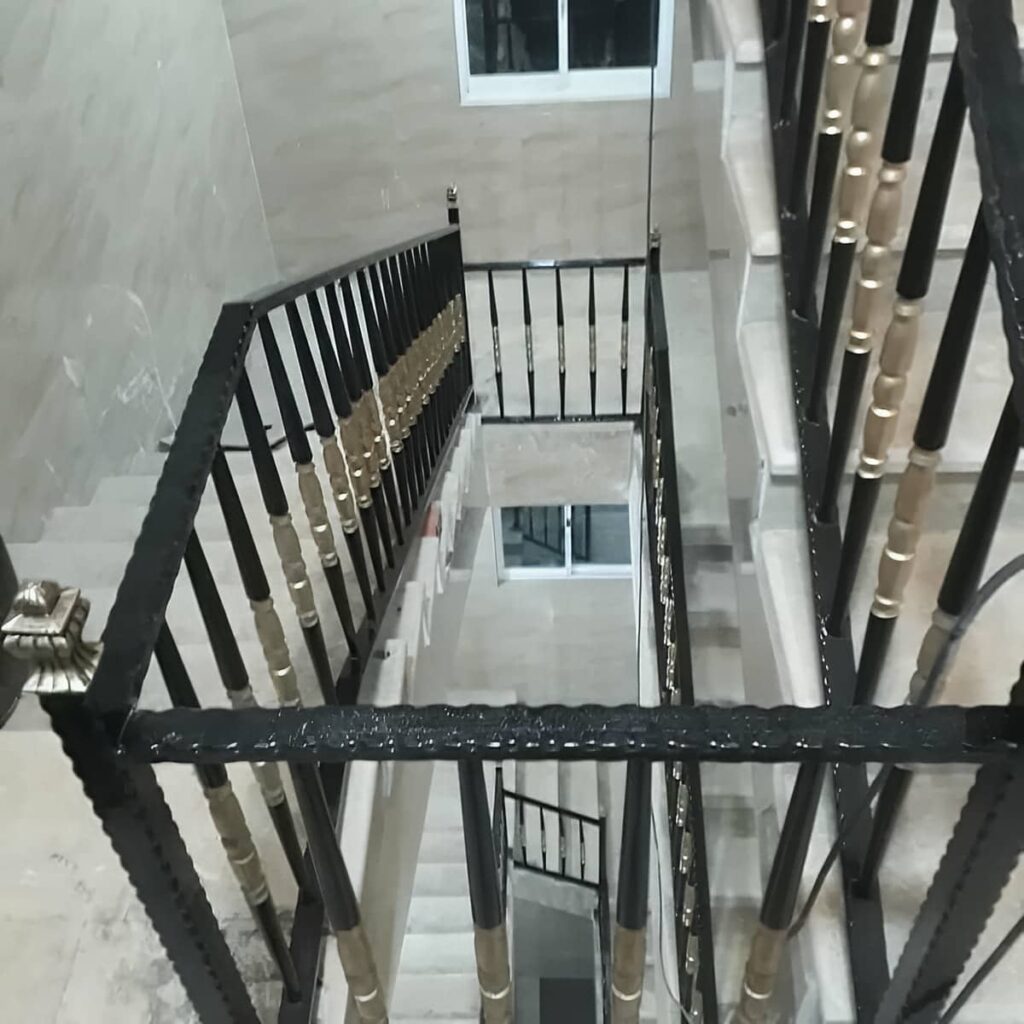 نرده راه پله سفارشی کنار پاگرد سنگی روشن