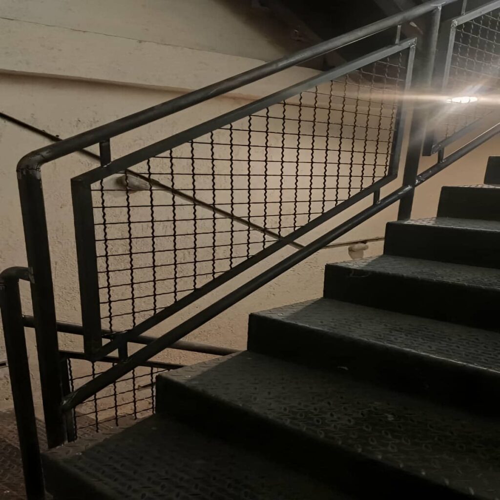 نرده راه پله مستقیم با دست‌انداز مات و پایه باریک