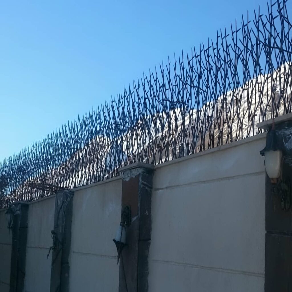نرده سرنیزه ای خاکستری با پوشش رنگ مات